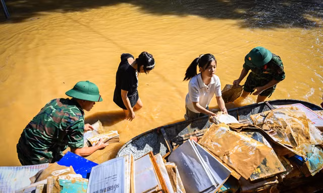Phơi sách vở, khắc phục sau lũ của học sinh Lạng Sơn. 