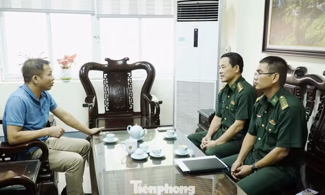 Đại diện Bộ Tư lệnh BĐBP trao đổi với lãnh đạo xã Trùng Khánh về tình trạng buôn lậu thuốc lá lá.
