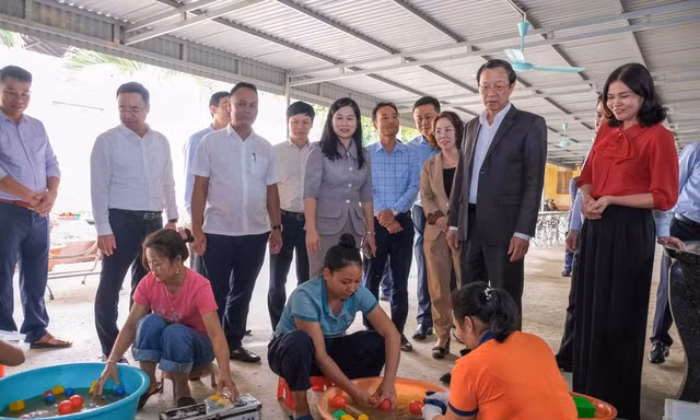 Đoàn công tác Bộ GD &ĐT thăm kiểm tra công tác khắc phục hậu quả tại xã Yên Bình, tỉnh Lạng Sơn.