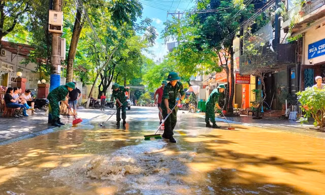 Lực lượng Biên phòng Cao Bằng tham gia vệ sinh đường phố.