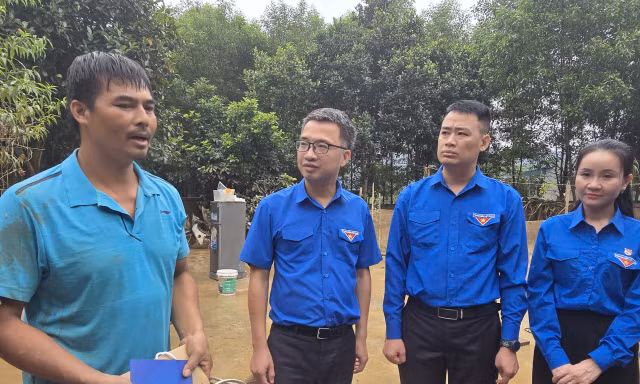 Anh Hà Văn Tuấn kể chuyện cứu dân. Ảnh: Duy Chiến. 