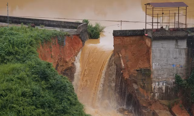Hiện trạng vỡ một phần thân đập nhà máy Thủy điện Bắc Khê 1.