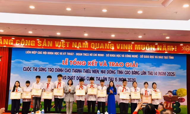 Trao giải cuộc thi "sáng tạo thanh thiếu niên, nhi đồng tỉnh Cao Bằng". Ảnh: Đ.N
