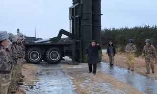 Chủ tịch Triều Tiên Kim Jong Un giám sát phóng thử tên lửa, thăm xưởng lắp ráp tàu ngầm