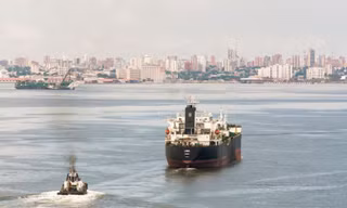 Tàu chở dầu trúng hỏa lực trên eo biển Hormuz