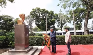 Tổng Bí thư, Chủ tịch nước Tô Lâm dâng hoa tại Tượng Chủ tịch Hồ Chí Minh ở Sri Lanka