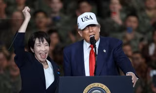 Thăm tàu sân bay, Tổng thống Donald Trump tuyên bố Mỹ đang chuyển tên lửa cho Nhật Bản