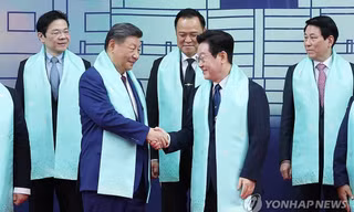 Bế mạc hội nghị cấp cao APEC: Các nhà lãnh đạo chụp ảnh cùng khăn truyền thống của Hàn Quốc