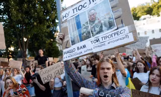 Người Ukraine biểu tình kêu gọi sa thải tổng tư lệnh quân đội, bất chấp nỗ lực xoa dịu của Tổng thống Zelensky 