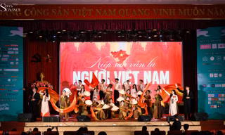 Tân sinh viên Học viện Báo chí Tuyên truyền được Kai Đinh cổ vũ trước năm học mới
