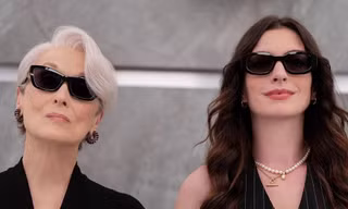 The Devil Wears Prada 2: Luôn nỗ lực để rực rỡ, dẫu thế giới xung quanh có lụi tàn