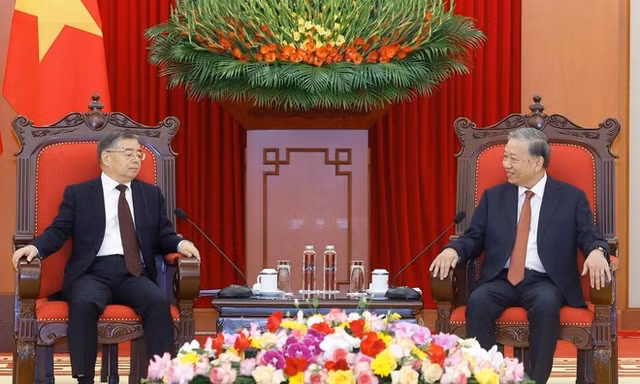 Tổng Bí thư Tô Lâm tiếp đồng chí Lý Thư Lỗi, Ủy viên Bộ Chính trị, Bí thư Ban Bí thư, Trưởng Ban Tuyên truyền Trung ương, Đảng Cộng sản Trung Quốc. (Ảnh: Thống Nhất/TTXVN)