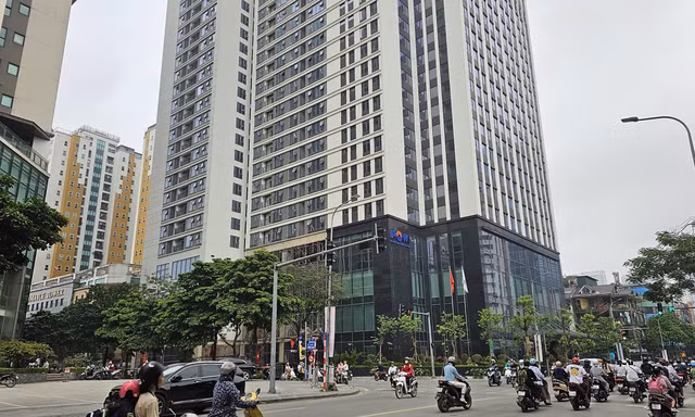 Chung cư 'đất vàng' Hà Nội nhiều lần trễ hẹn bàn giao nhà bất ngờ hoạt động 'chui'
