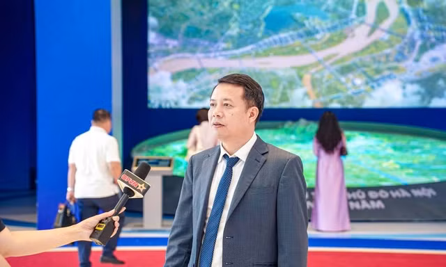 Ông Nguyễn Văn Vinh, Chủ tịch HĐQT kiêm Tổng giám đốc Hệ sinh thái Tập đoàn AMACCAO trả lời báo chí tại sự kiện.