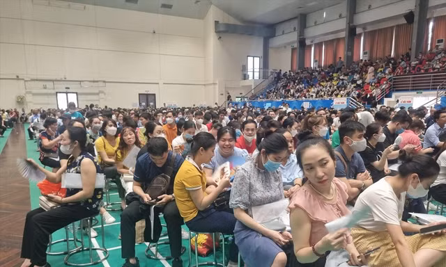 Cách chấm dứt cảnh hàng nghìn người chen chân nộp hồ sơ và 'bốc thăm may rủi' mua NƠXH? 