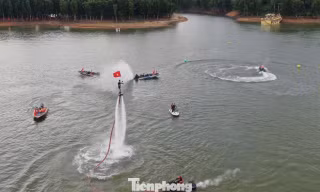 Lần đầu tiên trình diễn flyboard trên hồ Thác Bà