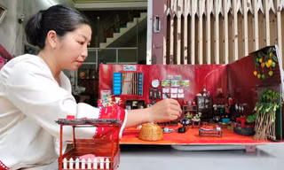 Người phụ nữ dùng giấy bìa, tăm tre... làm mô hình nhà đậm chất ký ức miền Tây 