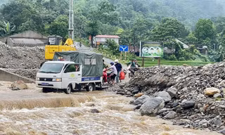 Mưa lớn kéo dài, công an dùng xe chuyên dụng chở học sinh vượt suối đến trường